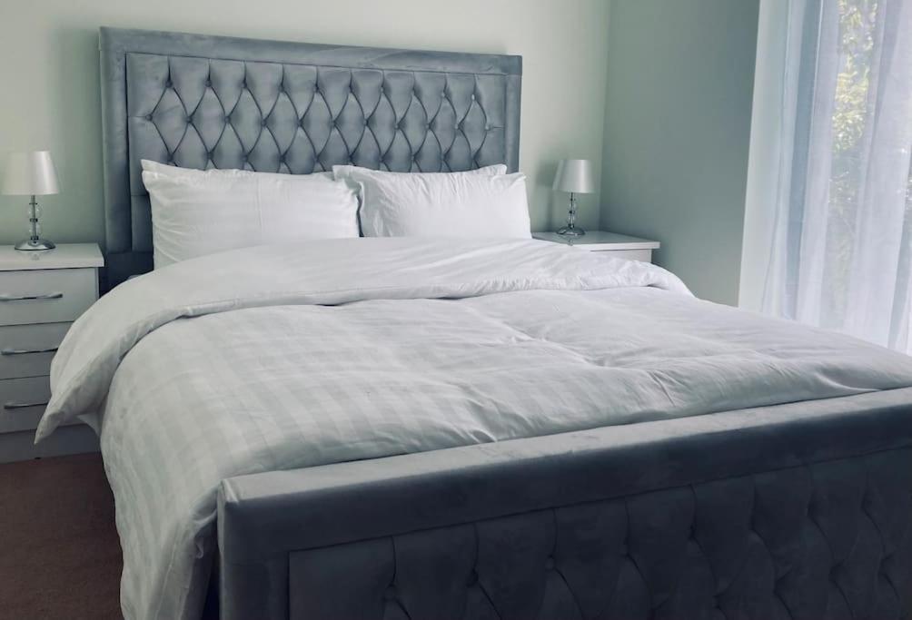 Ormeau Road Stylish Double Bedroom Luxury Apartment