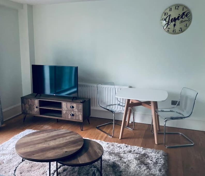 Ormeau Road Stylish Double Bedroom Luxury Apartment *